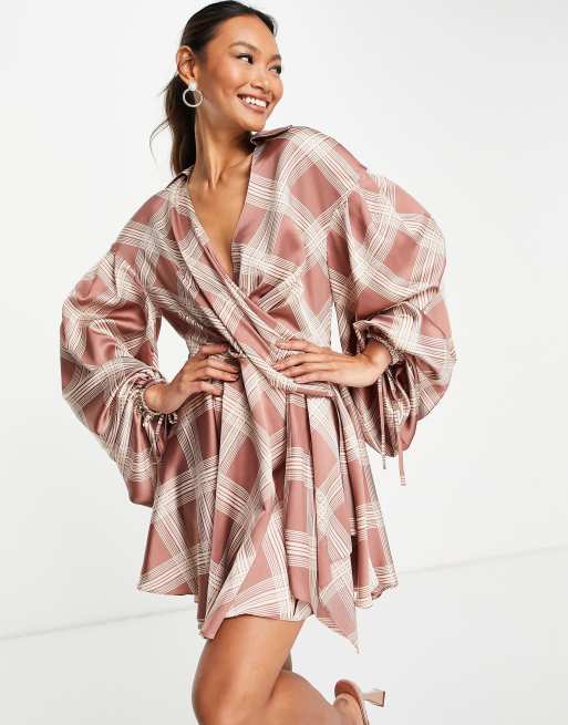 ASOS DESIGN – Satynowa koszulowa sukienka mini w kratę z ozdobnym marszczeniem