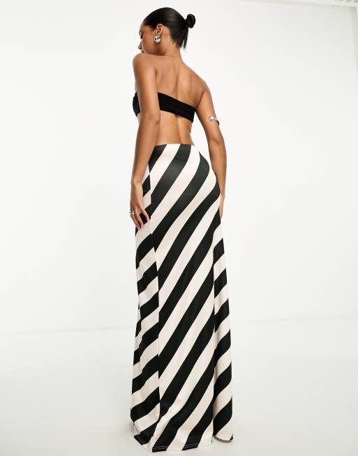 ASOS DESIGN – Satynowa spódnica maxi z diagonalu w czarno-białe paski, 2 z 4