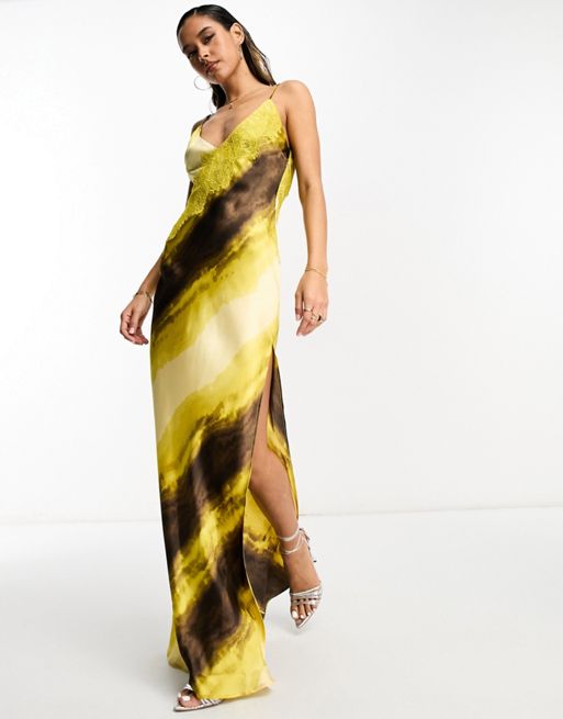 FhyzicsShops DESIGN – Satynowa sukienka maxi na ramiączkach z drapowanym dekoltem i koronkowa aplikacją w odcieniu zachodzącego słońca