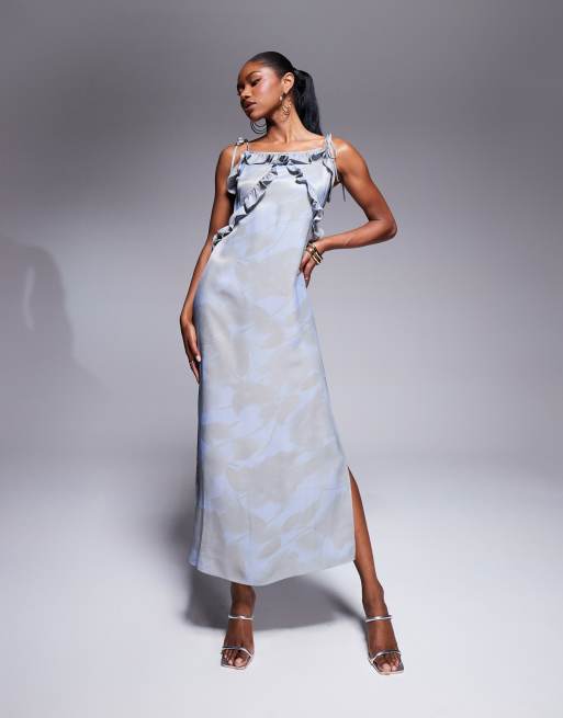 ASOS DESIGN – Satynowa sukienka maxi na ramiączkach z falbankami w niebieski kwiatowy wzór