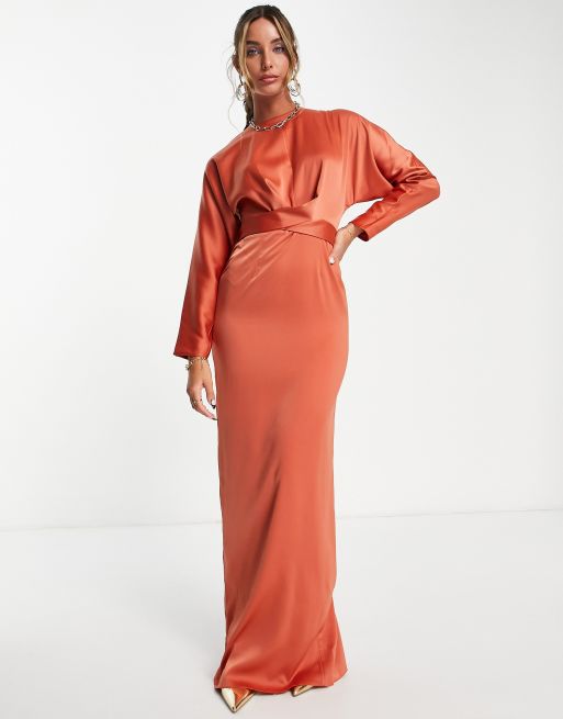 ASOS DESIGN – Satynowa sukienka maxi w rdzawym kolorze z rękawami typu nietoperz i kopertową talią