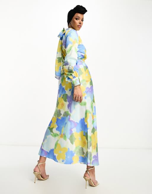 ASOS DESIGN – Satynowa sukienka maxi w rozmyty kwiatowy wzór z wysokim dekoltem i paskiem