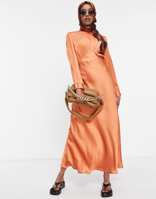 ASOS DESIGN – Satynowa sukienka maxi wykończona wysoko pod szyją w kolorze rdzawym