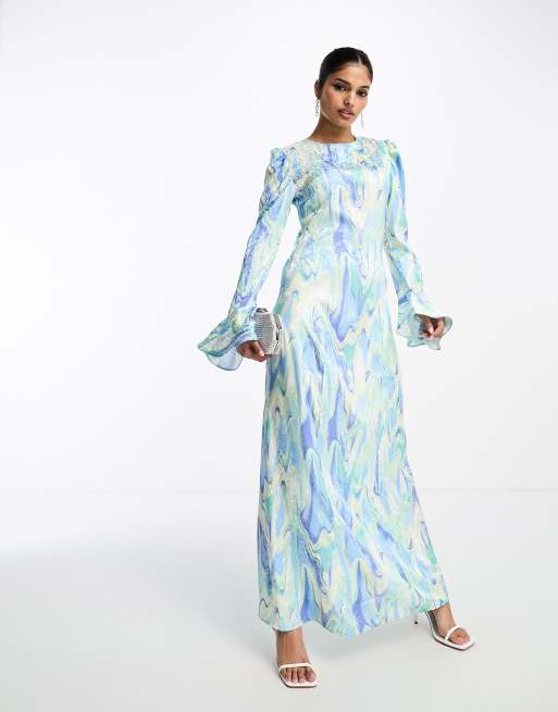 ASOS DESIGN – Satynowa sukienka maxi z falbankami na mankietach w marmurkowy żakardowy wzór