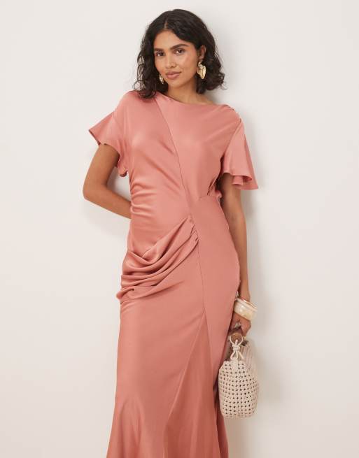 ASOS DESIGN – Satynowa sukienka maxi z rozkloszowanymi rękawami w zgaszonym różowym kolorze