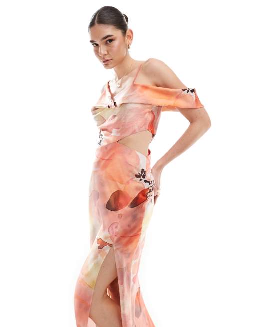 ASOS DESIGN – Satynowa sukienka maxi z wycięciem i asymetrycznymi ramionami w kwiatowy wzór