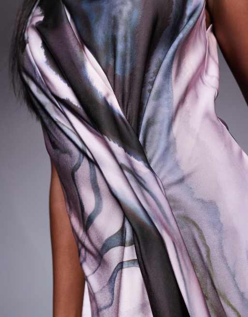 ASOS DESIGN – Satynowa sukienka maxi z zabudowanym dekoltem, drapowaniem i zaszewką w abstrakcyjny brązowy wzór, 3 z 4