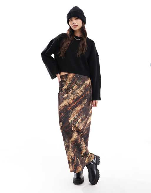 ASOS DESIGN – Satynowa sukienka maxi ze skosu w zwierzęcy wzór