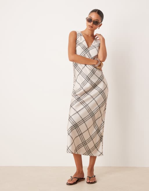 ASOS DESIGN – Satynowa sukienka midi na ramiączkach z dekoltem w szpic w biało-czarną kratkę