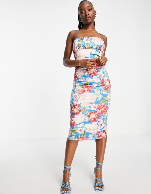 ASOS DESIGN – Satynowa sukienka midi na ramiączkach z marszczonym biustem i wiązaniem na plecach w jasnoniebieski kwiatowy wzór