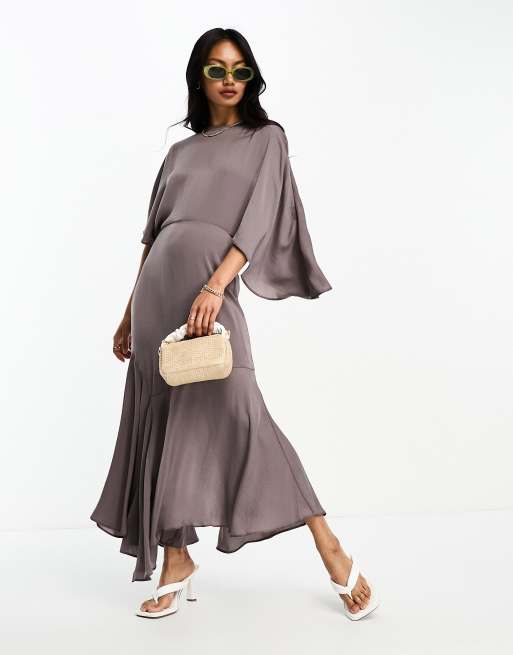 ASOS DESIGN – Satynowa sukienka midi ze zwiewnymi rękawami i asymetrycznym dołem w kolorze mokki 
