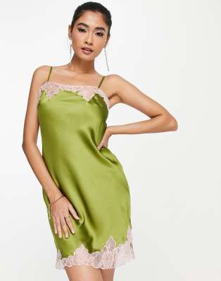 ASOS DESIGN – Satynowa sukienka mini na ramiączkach w kolorze khaki z koronkowymi wstawkami 