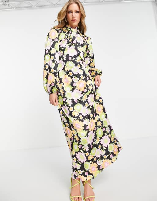 ASOS DESIGN – Satynowa wiązana sukienka maxi w stylu lat 70. we wzór w jasne kwiaty z kopertowym przodem
