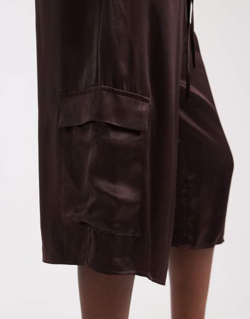 ASOS DESIGN satynowe bermudy cargo w kolorze czekoladowym, 4 z 5