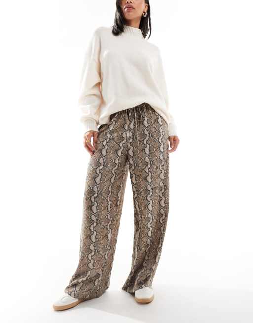 ASOS DESIGN – Satynowe wciągane spodnie we wzór skóry węża