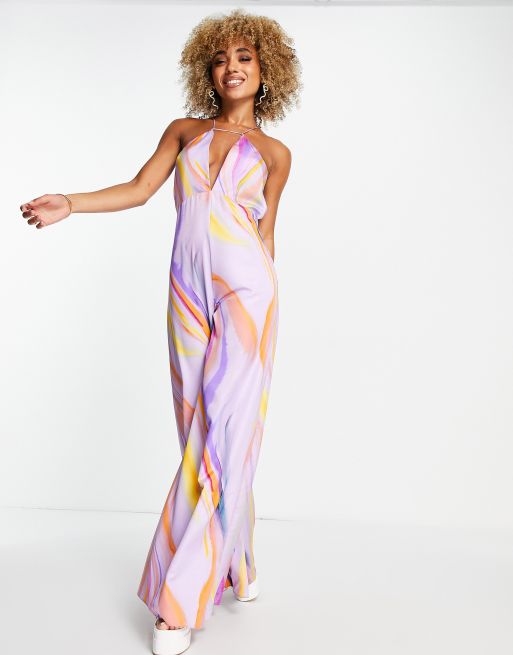 ASOS DESIGN – Satynowy kombinezon na cienkich ramiączkach z dekoltem typu halter i wiązaniem z tyłu w marmurowy wzór