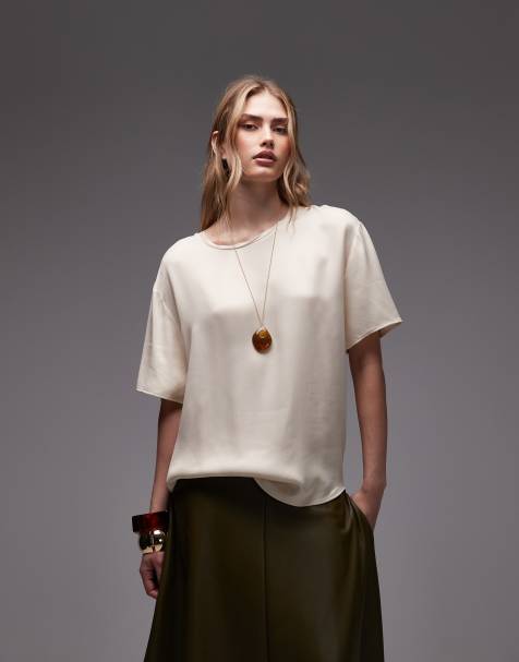 ASOS DESIGN – Satynowy T-shirt o pudełkowym kroju w kolorze kości słoniowej z dżersejowym wykończeniem - view 1