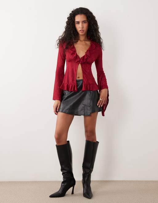 ASOS DESIGN satynowy top devoré z falbaną w czerwieni, 3 z 4