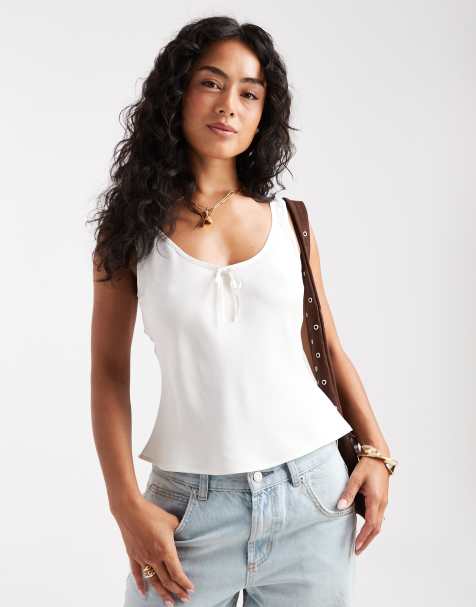 ASOS DESIGN – Satynowy top na ramiączkach w kolorze kości słoniowej z dekoltem w U - view 1