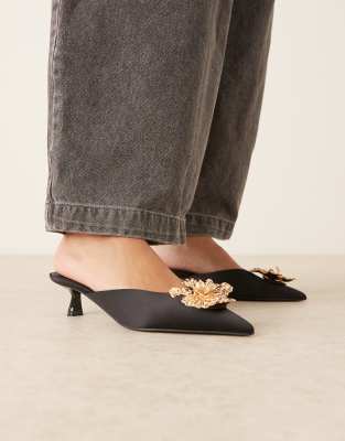 ASOS DESIGN - Savvy - Satin-Mules in Schwarz mit mittelhohem Absatz und Blumenverzierung
