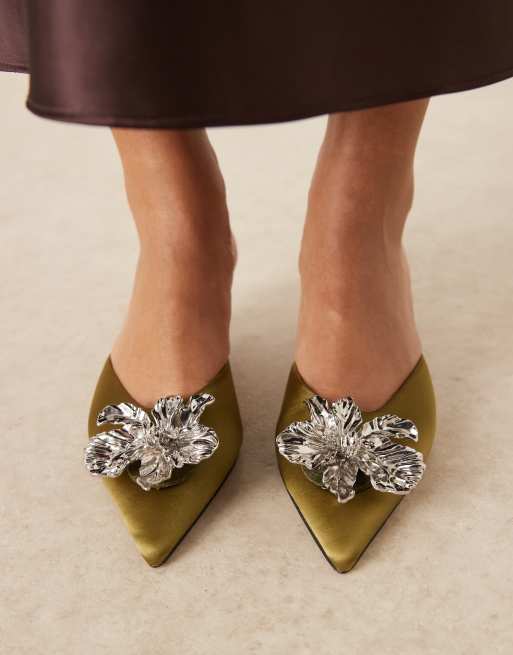 ASOS DESIGN - Savvy - Scarpe in raso verde oliva con tacco medio e fiore, 3 di 4