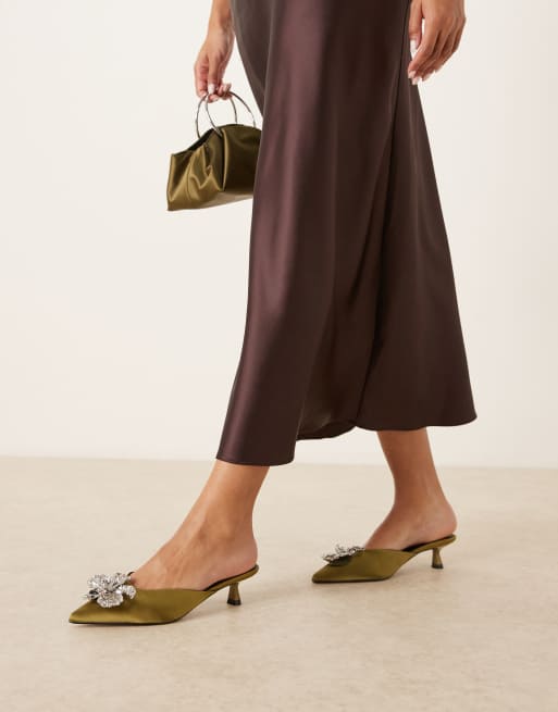 ASOS DESIGN - Savvy - Scarpe in raso verde oliva con tacco medio e fiore, 4 di 4