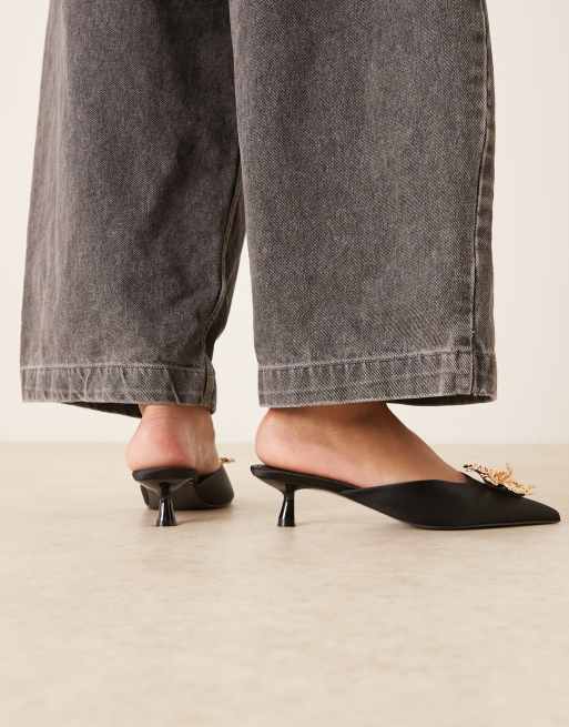 ASOS DESIGN - Savvy - Sorte mules i satin med mellemhøj hæl og blomsterdetalje, 3 af 4