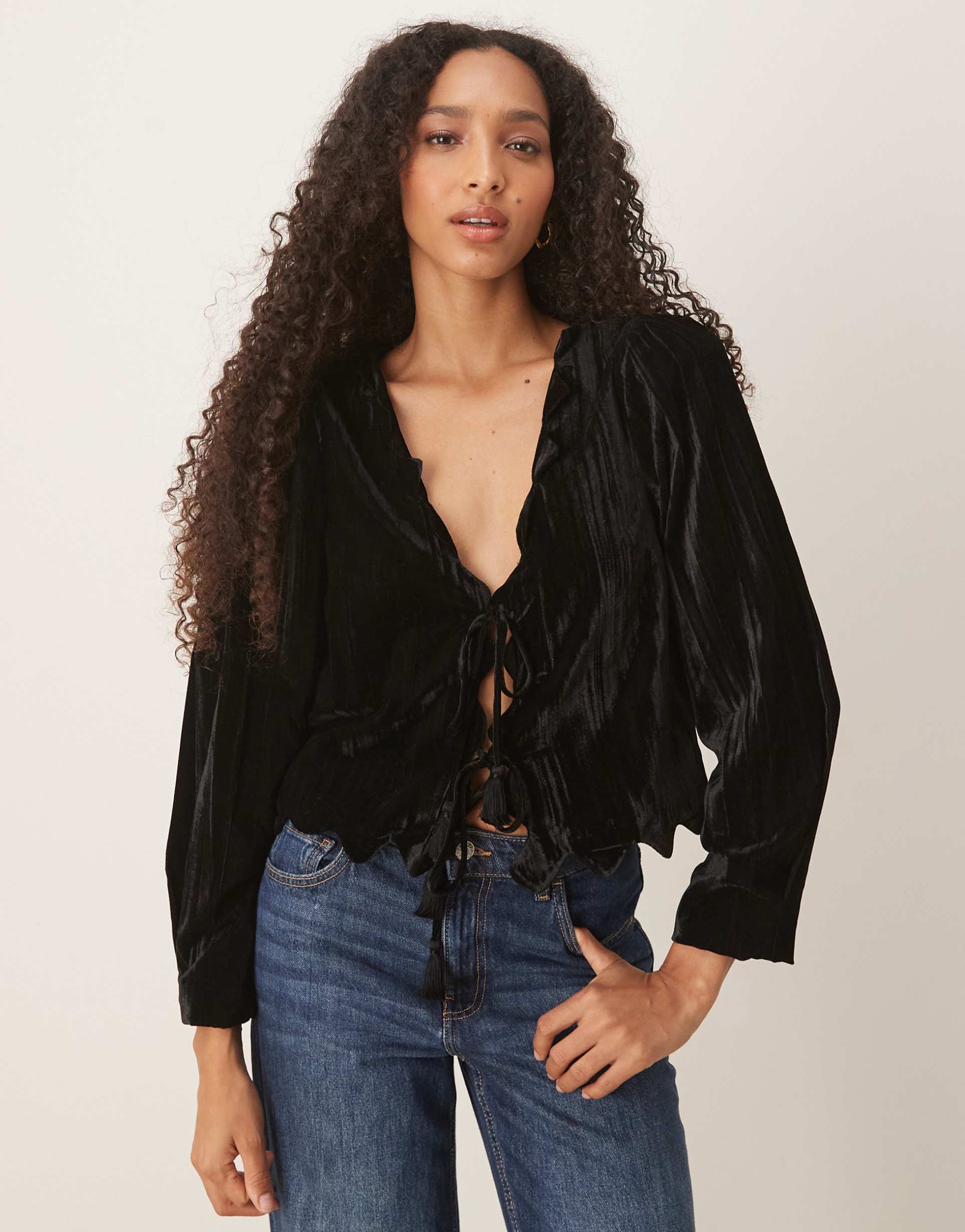 asos design scallop detail puff sleeve velvet top in black