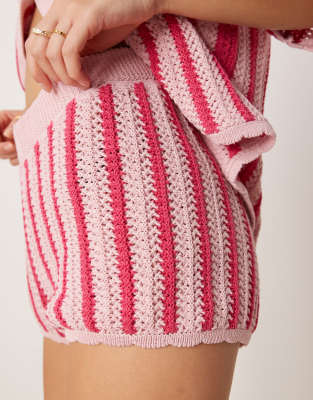 ASOS DESIGN - Short d'ensemble en maille rayée avec bords festonnés - Rose 