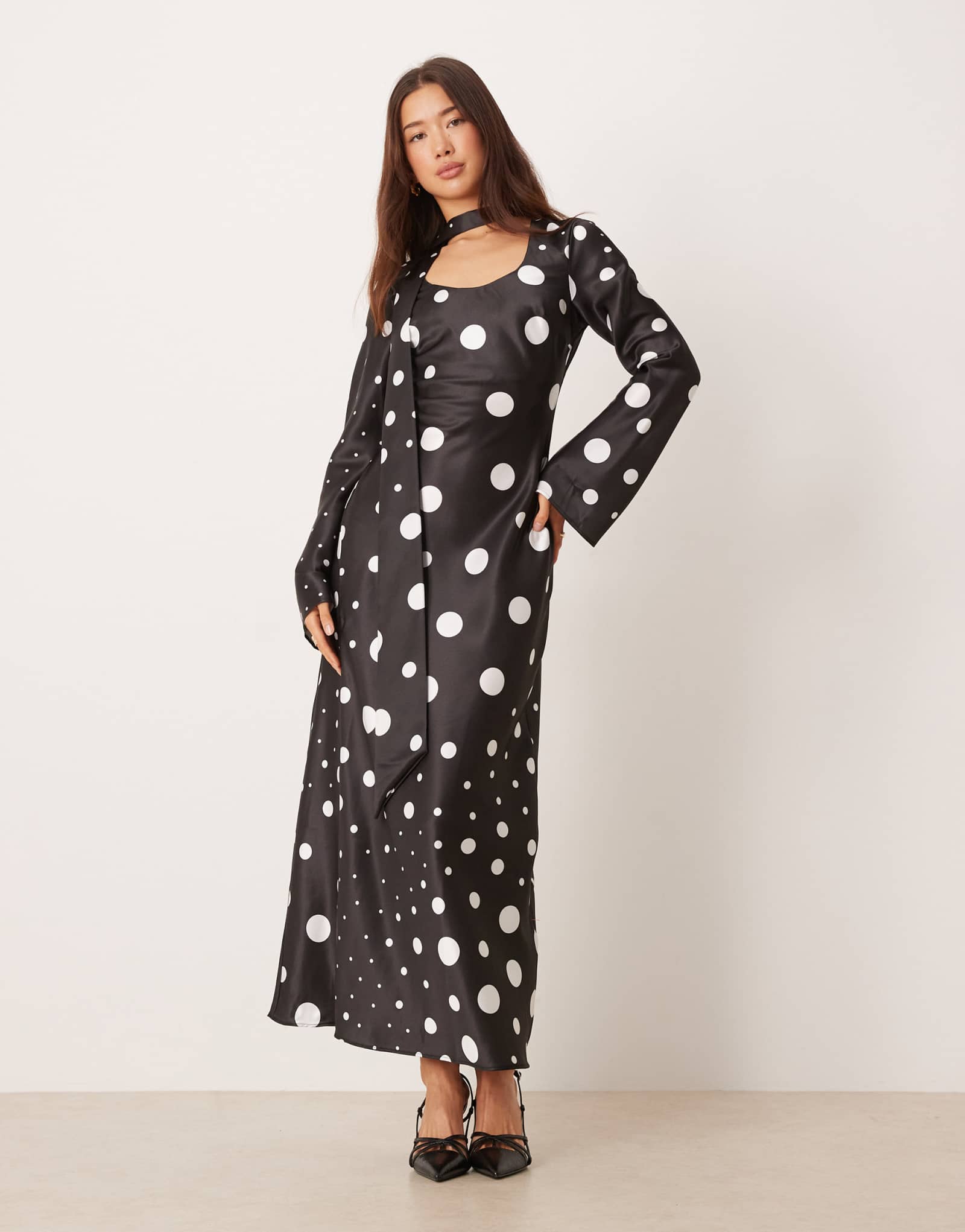 ДИЗАЙНЕРСКОЕ макси-платье ASOS с шарфом и длинным рукавом в черный горошек