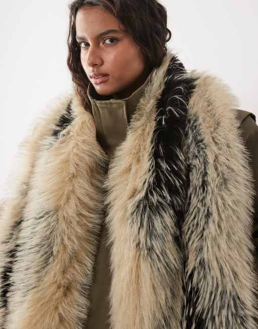 ASOS DESIGN scarf i fuskpälsmix i svart med neutrala ändar, 2 av 3