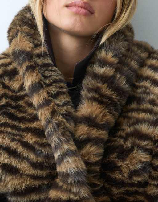 ASOS DESIGN scarf i tigerprint i fuskpäls, 3 av 4