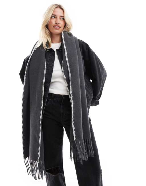 Scarf in Off White/Charcoal