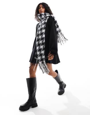 scarf with dogtooth plaid in black and white design-Multi