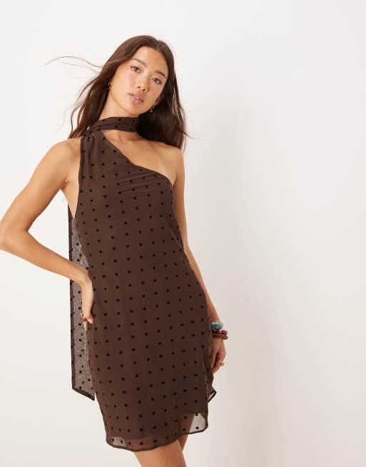 ASOS DESIGN - Mini jurk met overslag, sjaal en geflockte stippen in bruin
