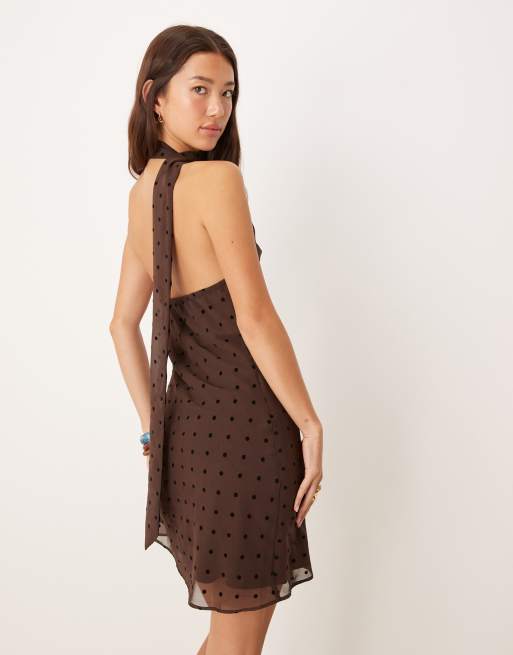 ASOS DESIGN - Mini jurk met overslag, sjaal en geflockte stippen in bruin