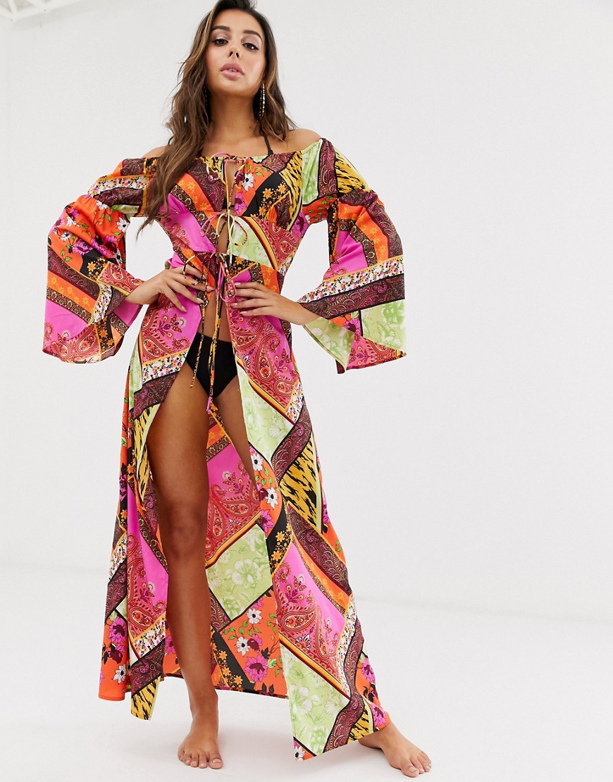 ASOS DESIGN – Scarfmönstrad glammig off shoulder-kimono för stranden i maxilängd-Flerfärgad