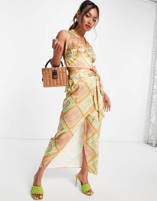 ASOS DESIGN – Scarfmönstrat satinlinne i 70-talsstil med halterneck, 3 av 4