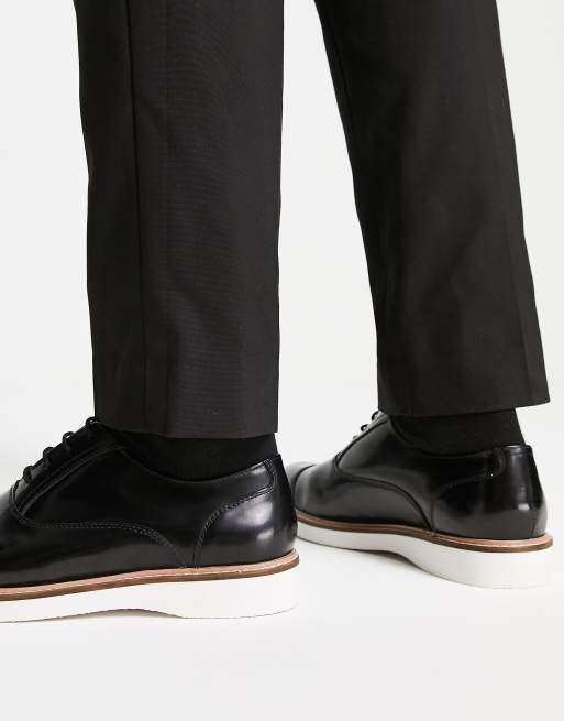 ASOS DESIGN - Scarpe Oxford stringate in pelle nera lucidata con suola bianca a contrasto, 3 di 4