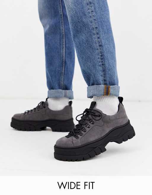 ASOS DESIGN - Scarpe pianta larga stringate scamosciate grigie con suola spessa