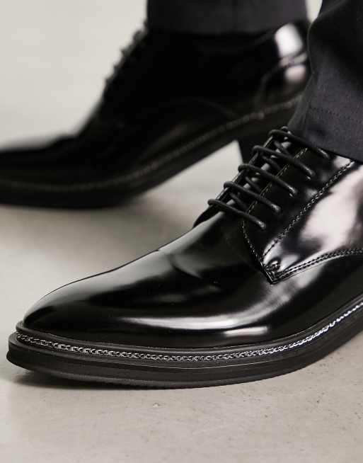 ASOS DESIGN - Scarpe stringate nere verniciate in pelle sintetica con dettagli western a catena, 3 di 4