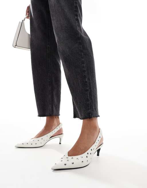 ASOS DESIGN - Scene - Scarpe con tacchetto a spillo bianche con borchie e cinturino posteriore, 2 di 4