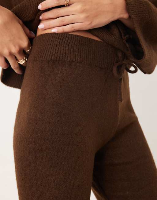 ASOS DESIGN – Schlaghose aus flauschigem Strickstoff in Schokobraun, Kombiteil, 2 von 5