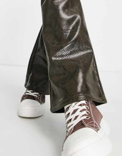 ASOS DESIGN – Schlaghose aus Kunstleder mit Schlangenmuster in Braun, 3 von 4