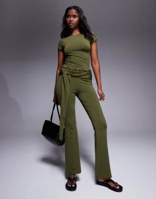 ASOS DESIGN - Schlaghose in Khaki mit Bindegürtel, Kombiteil-Grün