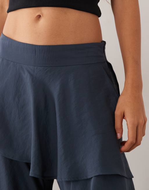 ASOS DESIGN Schlaghose mit Rüschen am Bein in Marineblau, 3 von 5