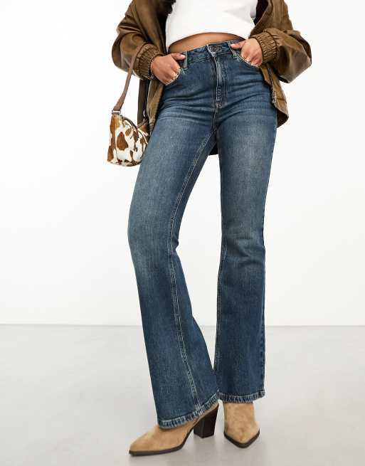 ASOS DESIGN – Schlagjeans in dunkelblauer Waschung 