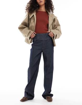 ASOS DESIGN - Schlagjeans in tintenblauer Waschung mit Laschendetail