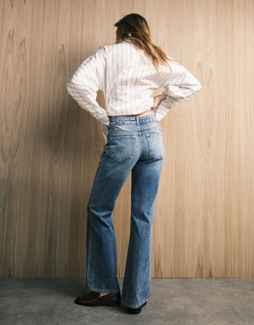 ASOS DESIGN – Schlagjeans in verwaschenem Mittelblau mit mittelhohem Bund, 2 von 5