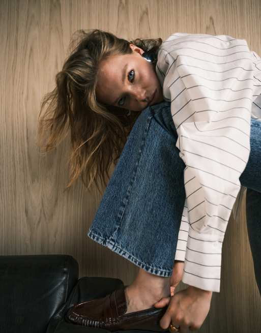 ASOS DESIGN – Schlagjeans in verwaschenem Mittelblau mit mittelhohem Bund, 4 von 5